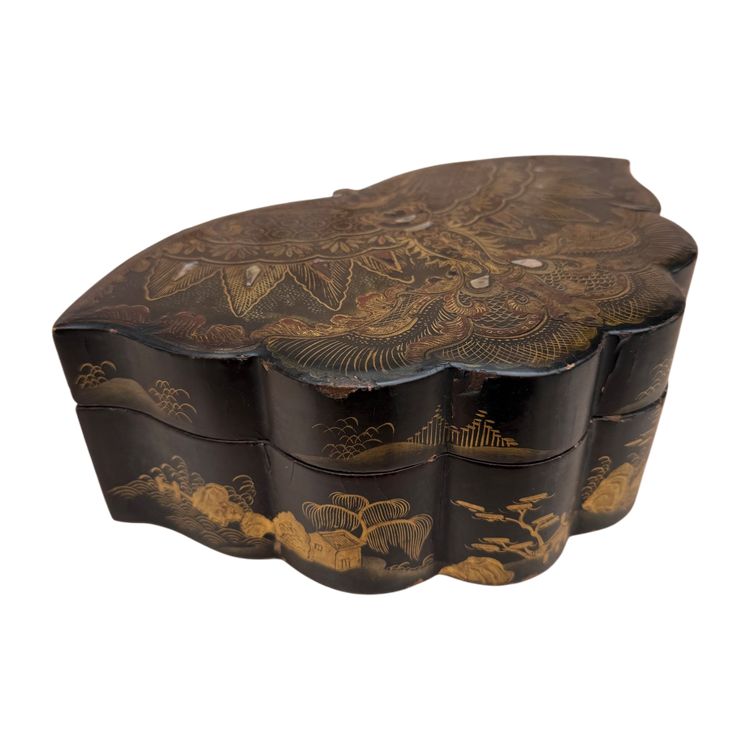 Nähkästchen aus lackiertem Holz in Form eines Schmetterlings, China, Kanton XIX.