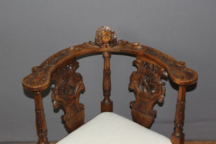 Fauteuil d'angle à décor d'ange sculpté en noyer XIX