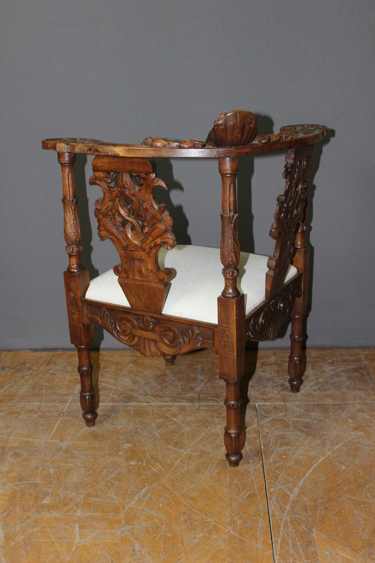 Fauteuil d'angle à décor d'ange sculpté en noyer XIX