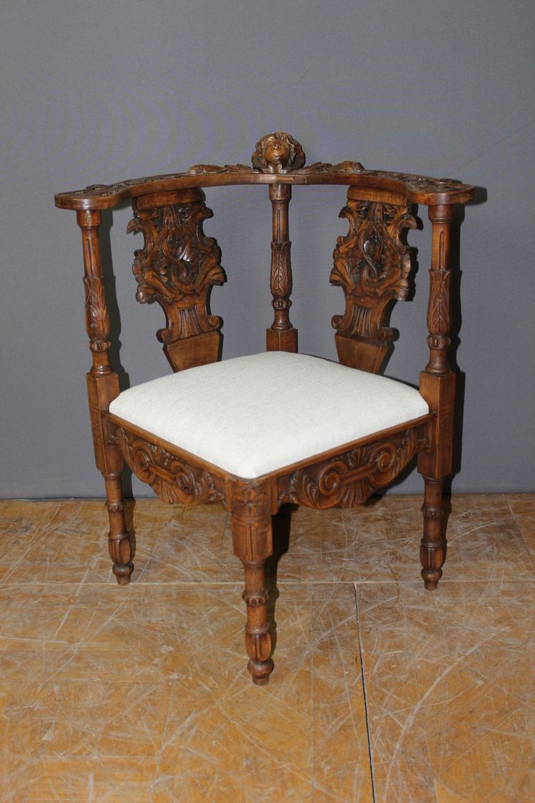Fauteuil d'angle à décor d'ange sculpté en noyer XIX