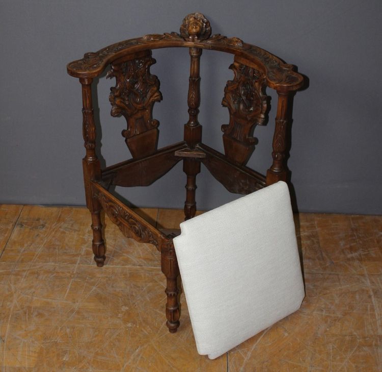 Fauteuil d'angle à décor d'ange sculpté en noyer XIX