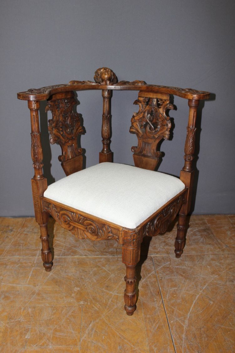 Fauteuil d'angle à décor d'ange sculpté en noyer XIX