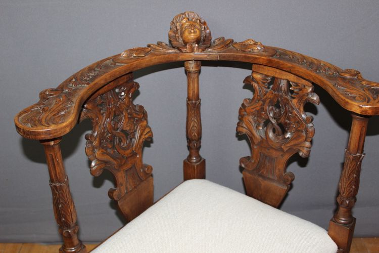 Fauteuil d'angle à décor d'ange sculpté en noyer XIX