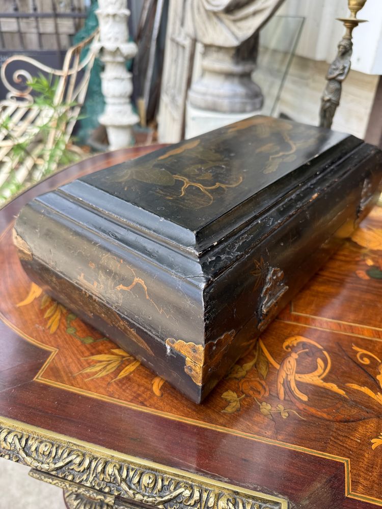 Chinese lacquer wig box, 18th century