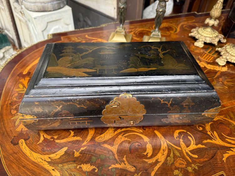 Chinese lacquer wig box, 18th century