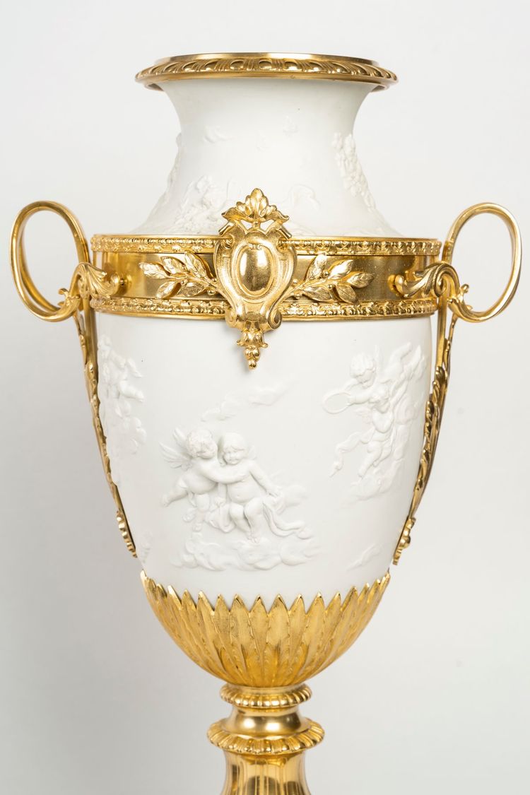 Paire de vases en biscuit de sèvres montées lampes, fin XIXème siècle 
