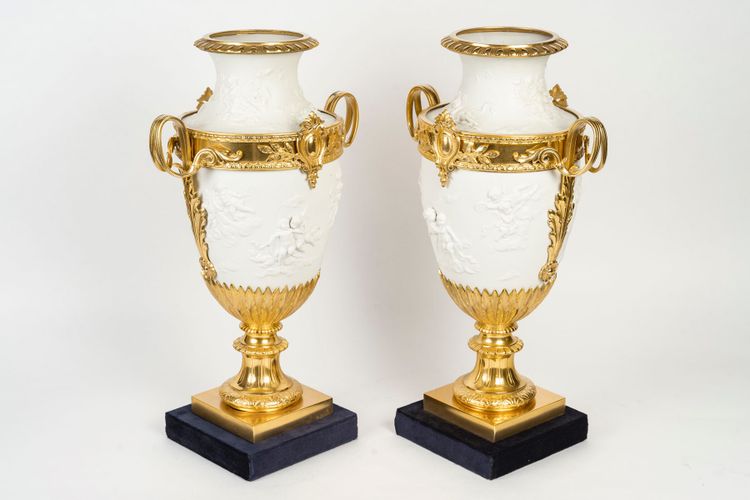 Paire de vases en biscuit de sèvres montées lampes, fin XIXème siècle 