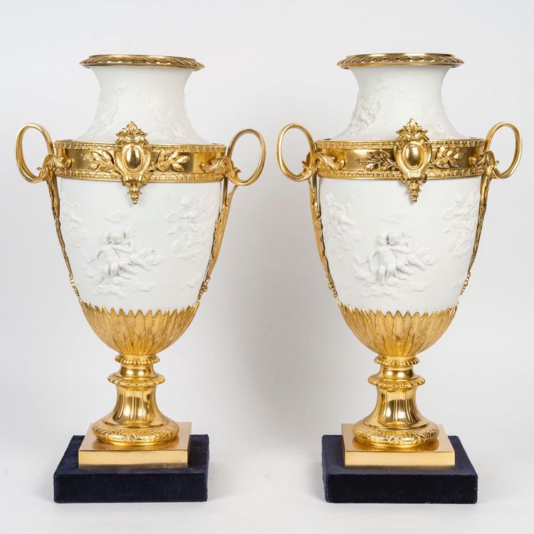 Paire de vases en biscuit de sèvres montées lampes, fin XIXème siècle 