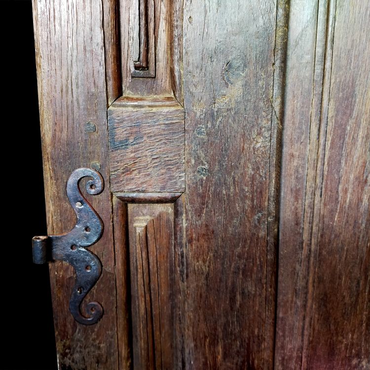 Small oak door from the early 18th century and its ironwork Woodwork