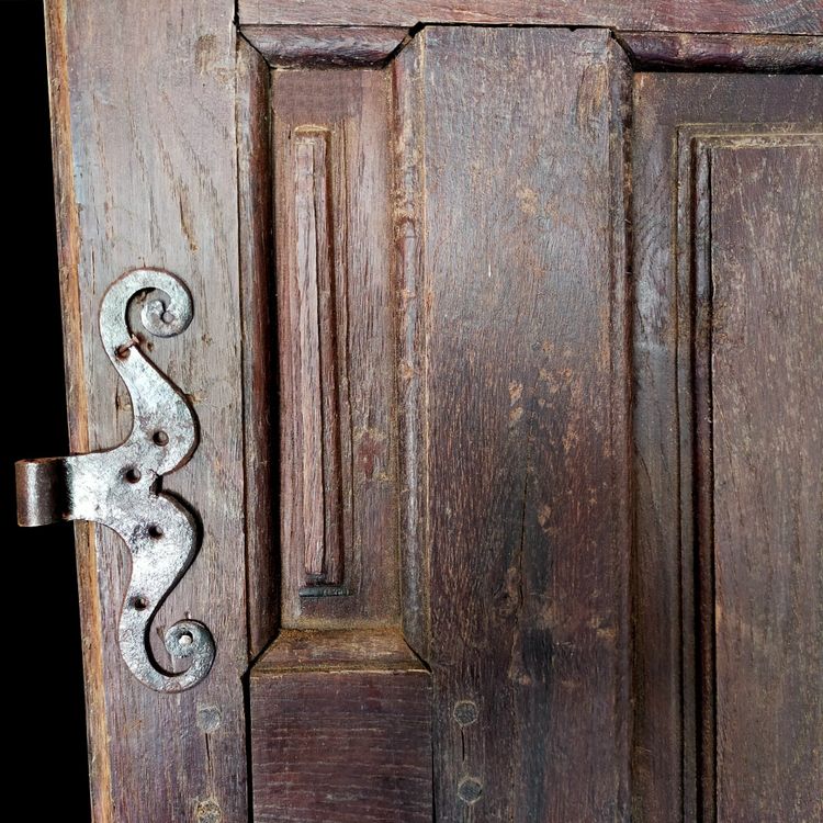 Small oak door from the early 18th century and its ironwork Woodwork