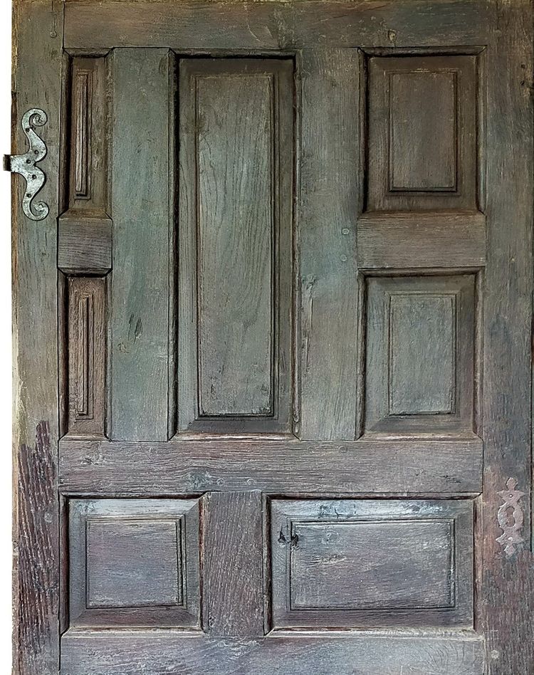 Small oak door from the early 18th century and its ironwork Woodwork