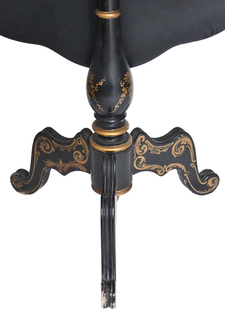 Guéridon d'époque Napoléon III en bois noirci à décor peint d'un bouquet de fleurs