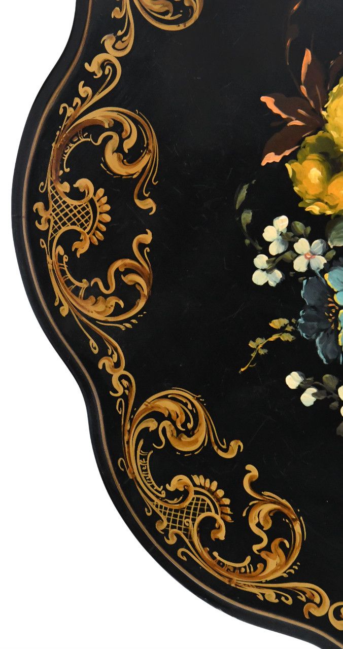 Guéridon d'époque Napoléon III en bois noirci à décor peint d'un bouquet de fleurs