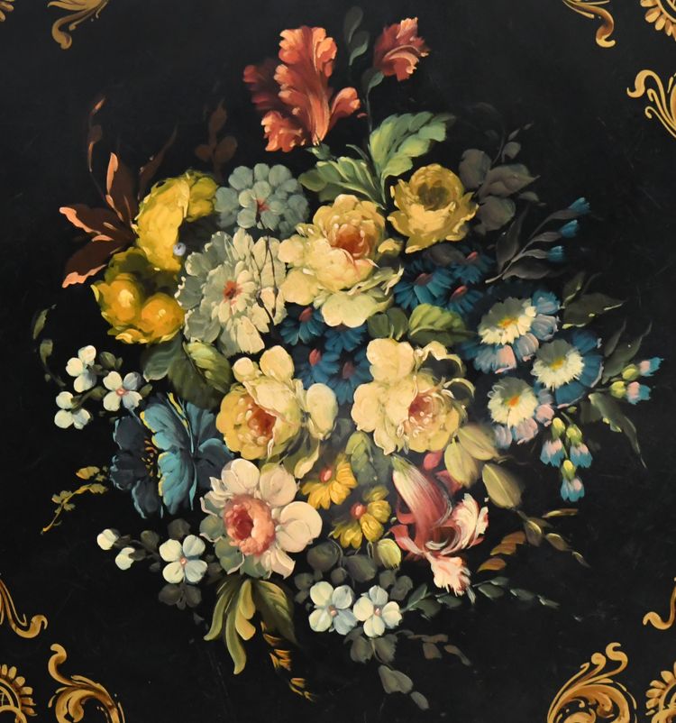 Guéridon d'époque Napoléon III en bois noirci à décor peint d'un bouquet de fleurs