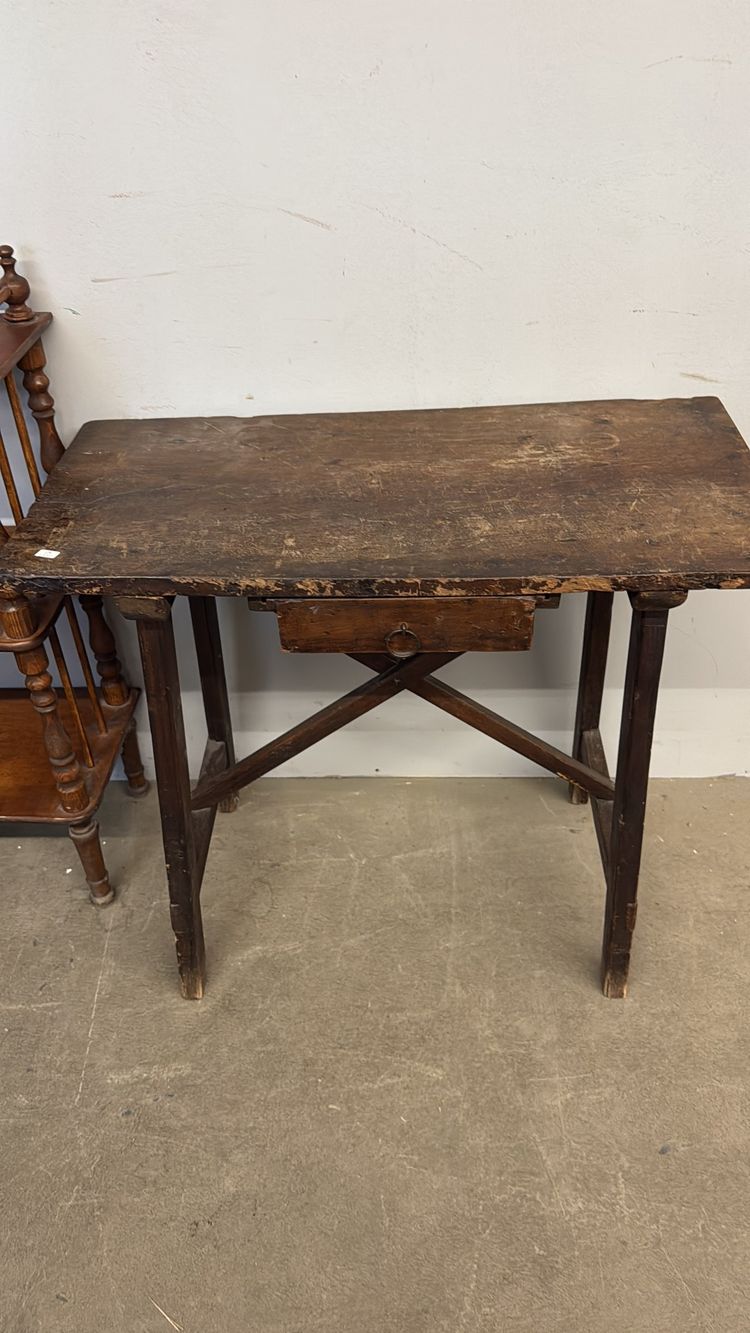 Petite table ancienne en noyer et châtaignier, XVIIIe siècle, 82x62cm