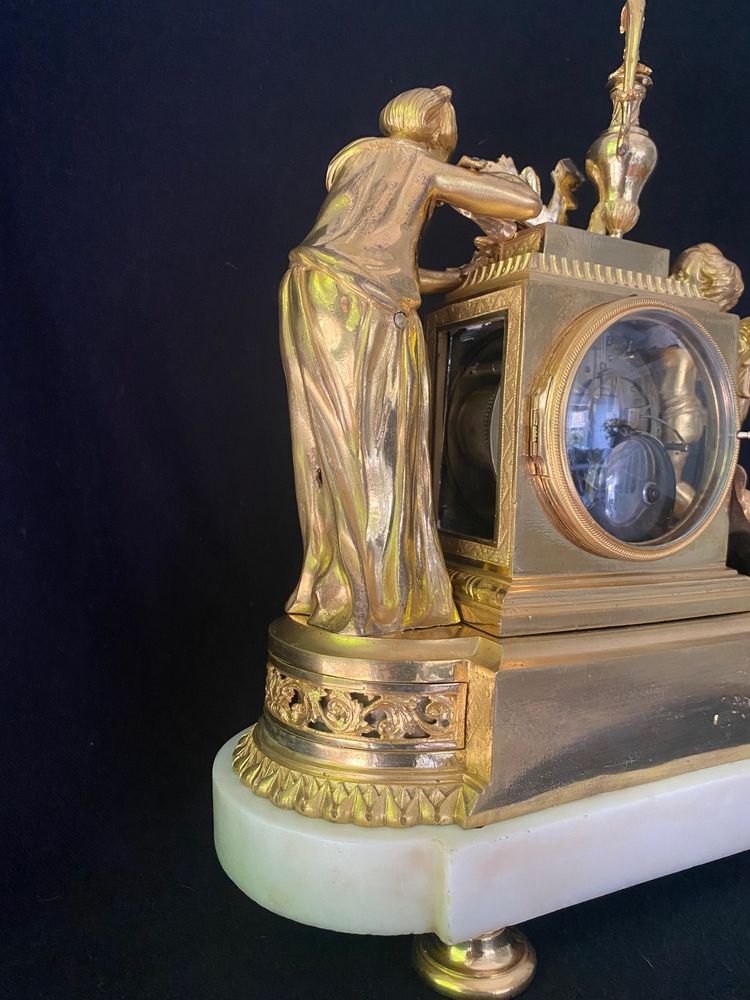 Uhr aus vergoldeter Bronze und Marmor, 18. Jahrhundert, „Schmerz“ oder „der Trauernde“, zugeschriebe