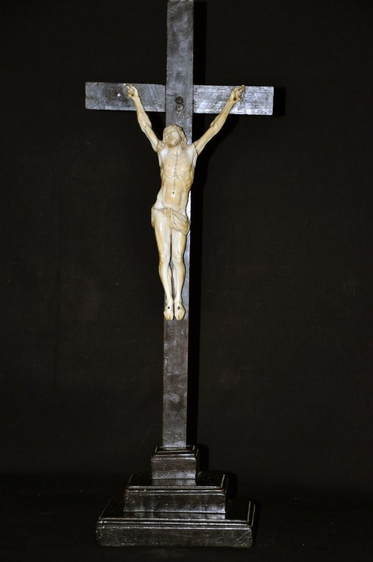Crocifisso in legno annerito, Cristo in avorio scolpito XVII secolo