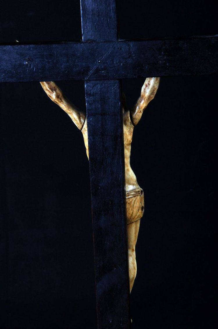 Crocifisso in legno annerito, Cristo in avorio scolpito XVII secolo