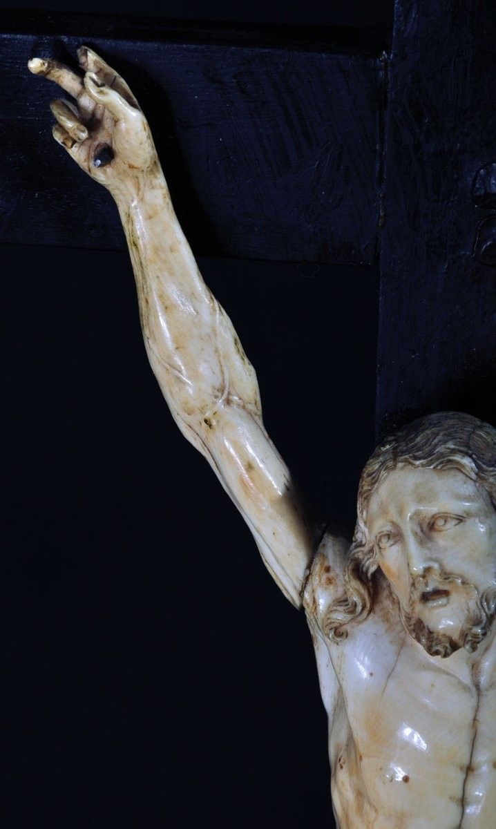 Crocifisso in legno annerito, Cristo in avorio scolpito XVII secolo