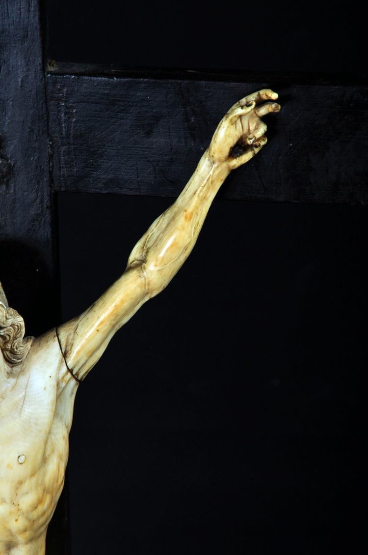 Crocifisso in legno annerito, Cristo in avorio scolpito XVII secolo