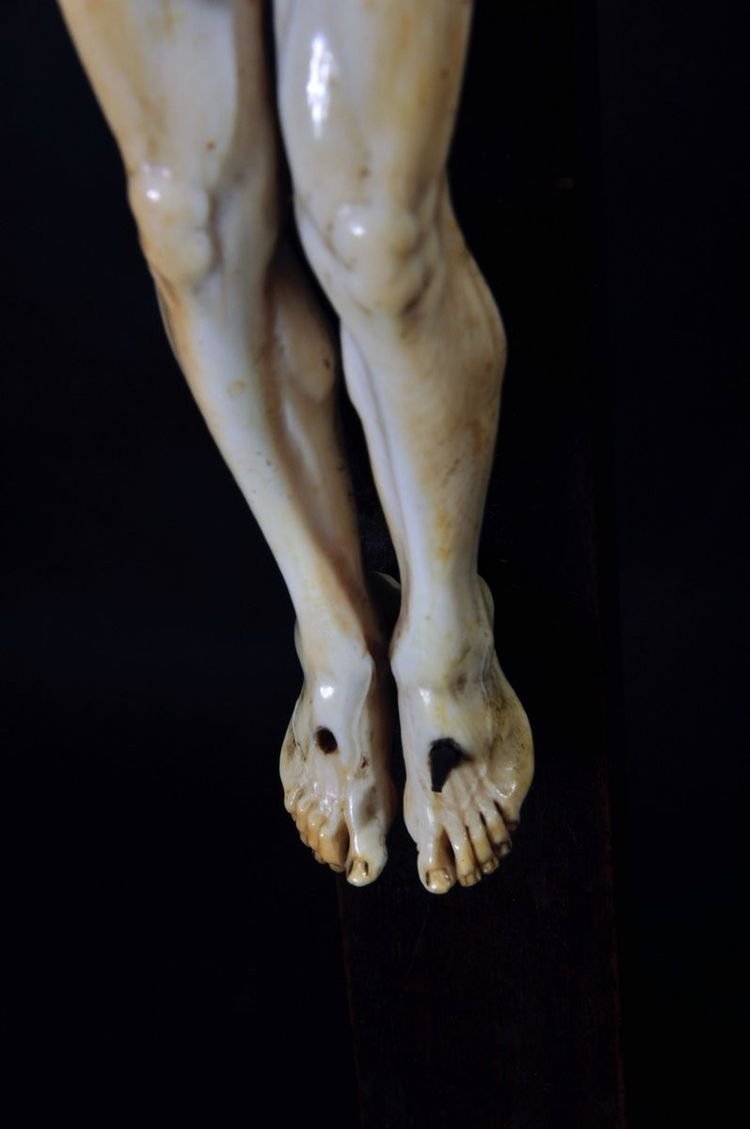 Crocifisso in legno annerito, Cristo in avorio scolpito XVII secolo