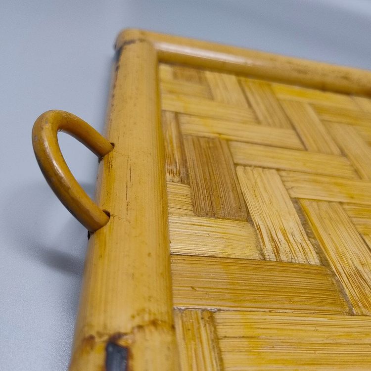 Vassoio italiano anni '70 in bambù, rattan e vimini. Realizzato in Italia