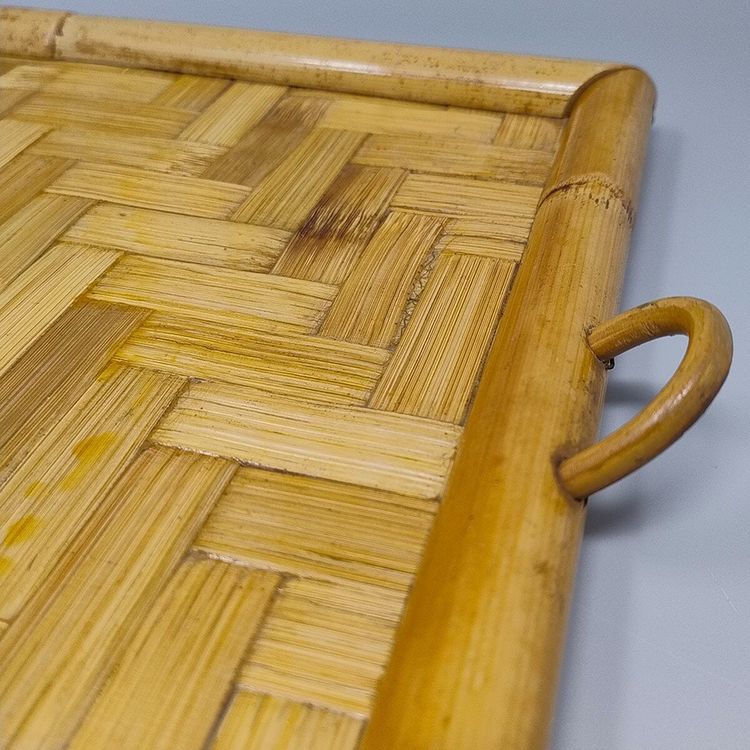 Vassoio italiano anni '70 in bambù, rattan e vimini. Realizzato in Italia