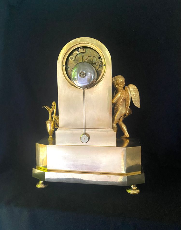 Pendule en bronze doré « l’amour aveugle » vers 1820