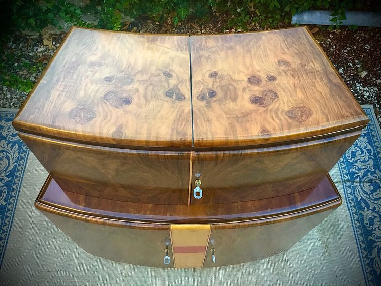 Art-Deco period system bar