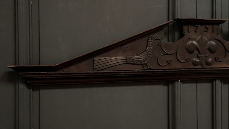 Giebel aus geschnitztem Holz 1751 Vogel- und Liliendekor
