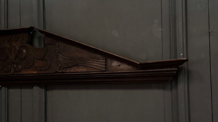 Giebel aus geschnitztem Holz 1751 Vogel- und Liliendekor