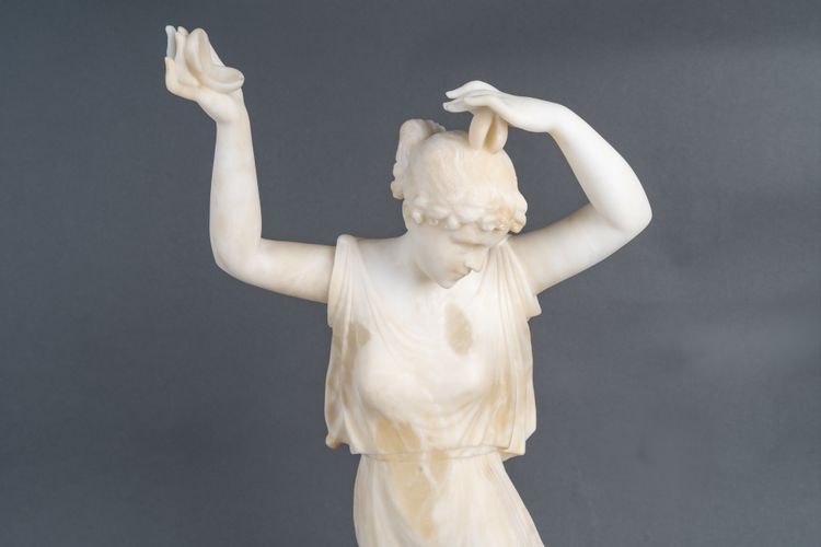 Scultura di donna in alabastro, fine XIX secolo