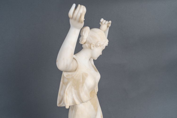 Scultura di donna in alabastro, fine XIX secolo