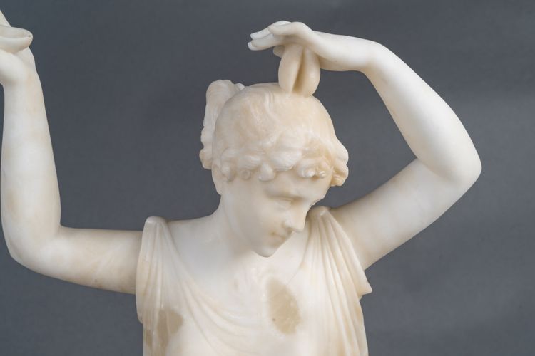 Scultura di donna in alabastro, fine XIX secolo