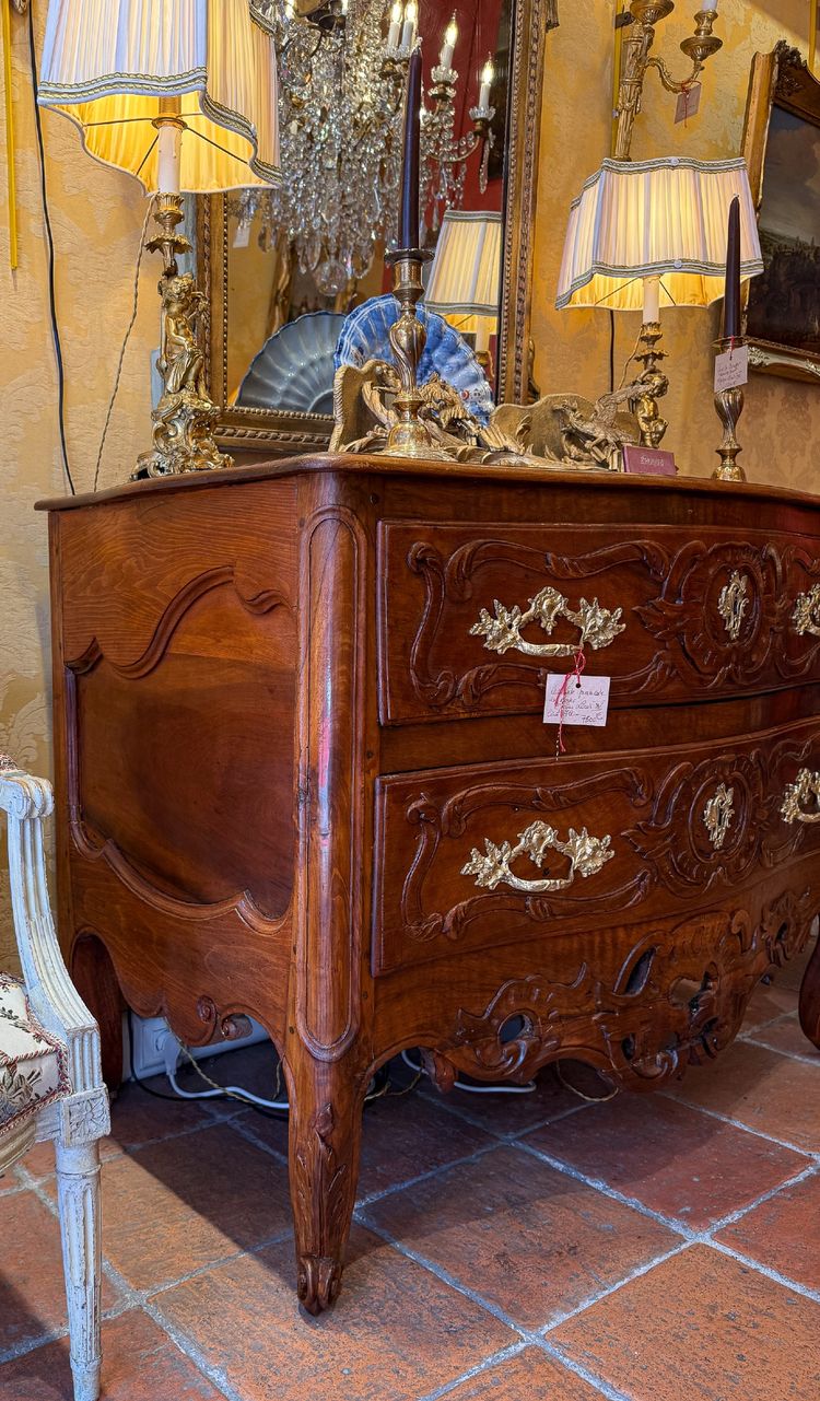 Commodo curvo in noce modanato e intagliato di epoca Luigi XV, proveniente dalla Provenza, 1740-1750 ca.