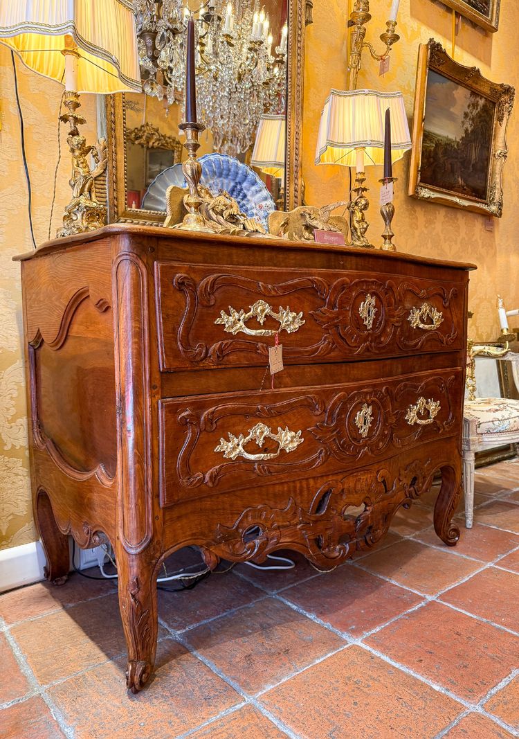 Commodo curvo in noce modanato e intagliato di epoca Luigi XV, proveniente dalla Provenza, 1740-1750 ca.
