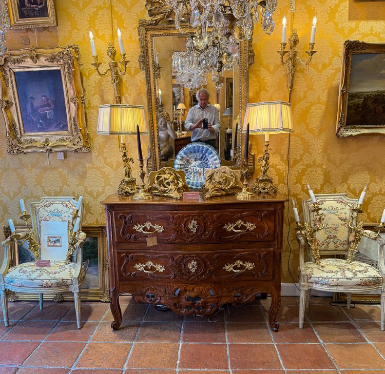 Commodo curvo in noce modanato e intagliato di epoca Luigi XV, proveniente dalla Provenza, 1740-1750 ca.