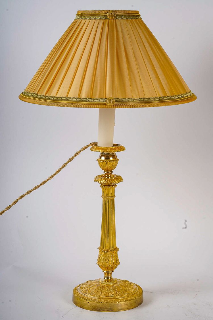 Ein Paar Fackeln aus der Restaurationszeit aus Bronze, ziseliert und vergoldet, als Lampen montiert um 1820