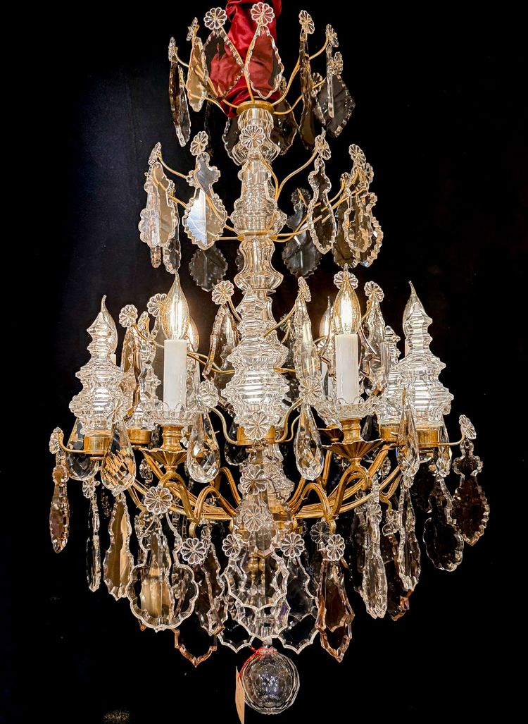 Lustre signé Baccarat de style Louis XV en bronze doré et décor de crystal taillé  vers 1880-1890