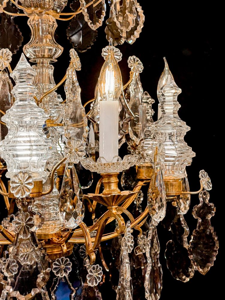 Lustre signé Baccarat de style Louis XV en bronze doré et décor de crystal taillé  vers 1880-1890