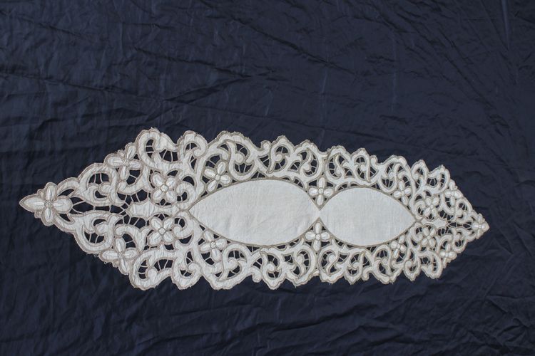 Large centerpiece in Art Deco embroidery, length: 162 cm