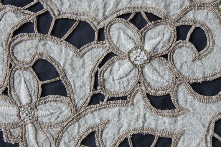 Large centerpiece in Art Deco embroidery, length: 162 cm