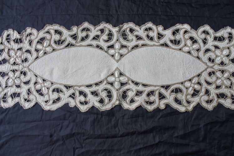 Large centerpiece in Art Deco embroidery, length: 162 cm