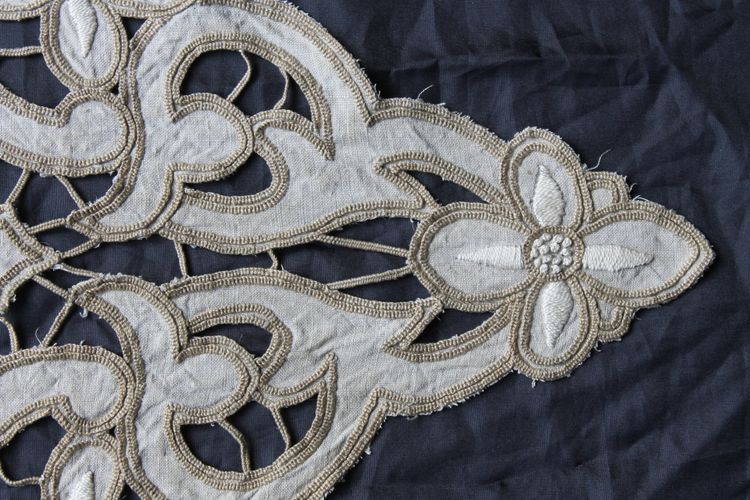 Large centerpiece in Art Deco embroidery, length: 162 cm