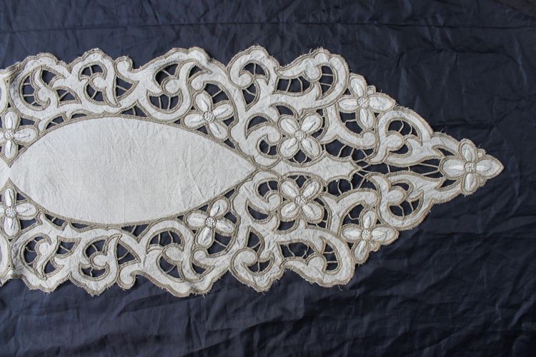 Large centerpiece in Art Deco embroidery, length: 162 cm