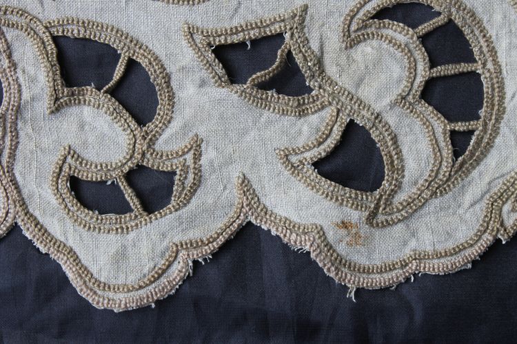 Large centerpiece in Art Deco embroidery, length: 162 cm