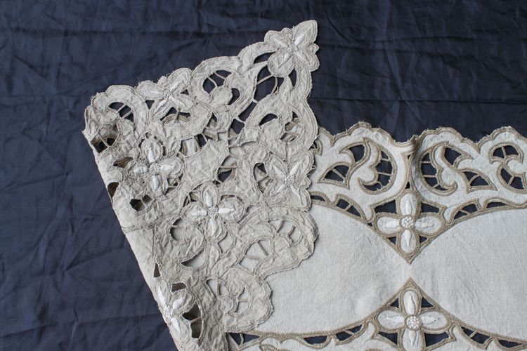 Large centerpiece in Art Deco embroidery, length: 162 cm