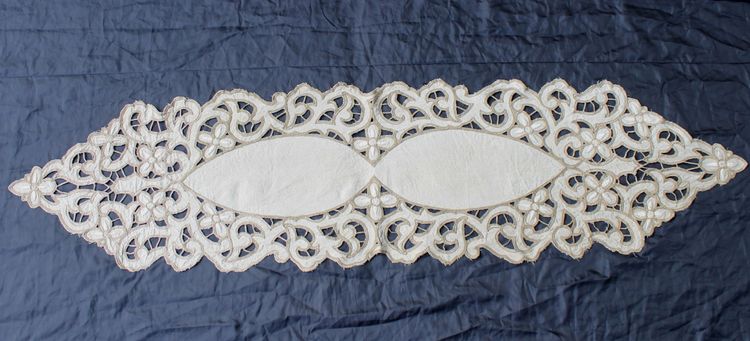 Large centerpiece in Art Deco embroidery, length: 162 cm