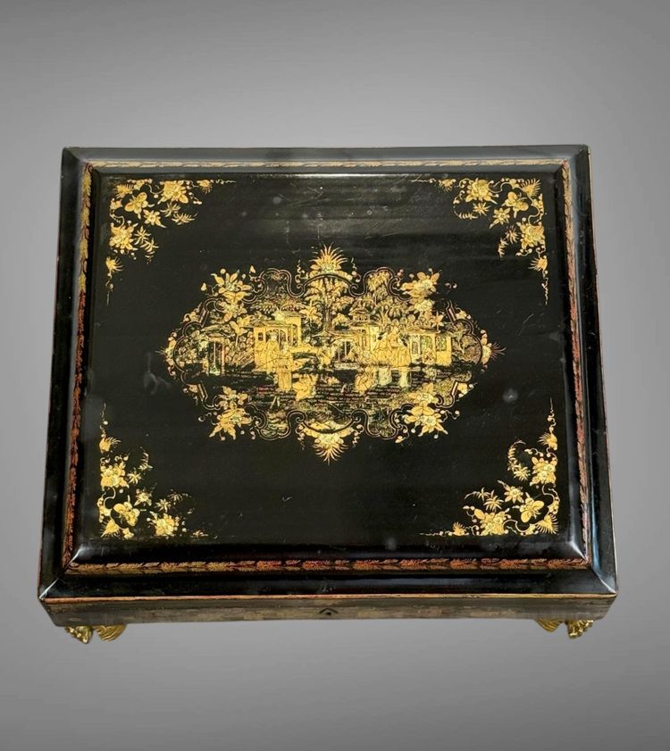 CINA XIX / GRANDE CASSETTA IN LEGNO LACCATO CON DECORAZIONE DORATA DI POPOLI E PAGODINE