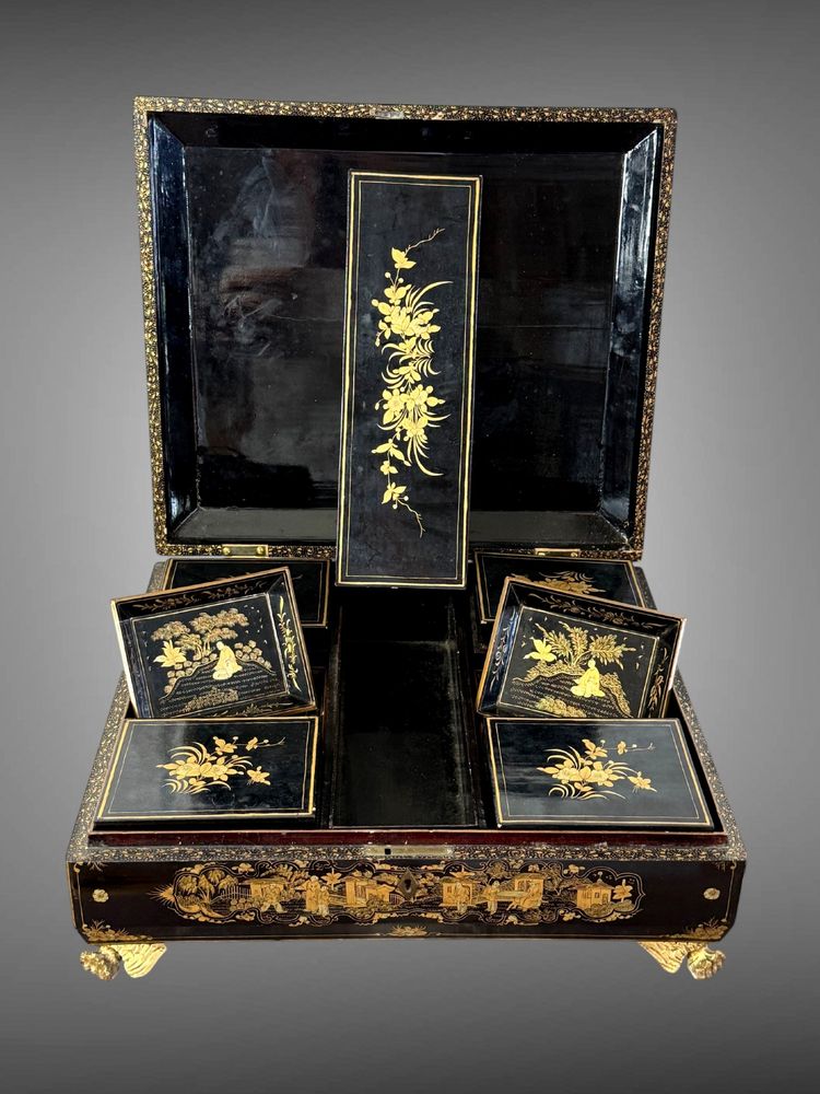 CINA XIX / GRANDE CASSETTA IN LEGNO LACCATO CON DECORAZIONE DORATA DI POPOLI E PAGODINE